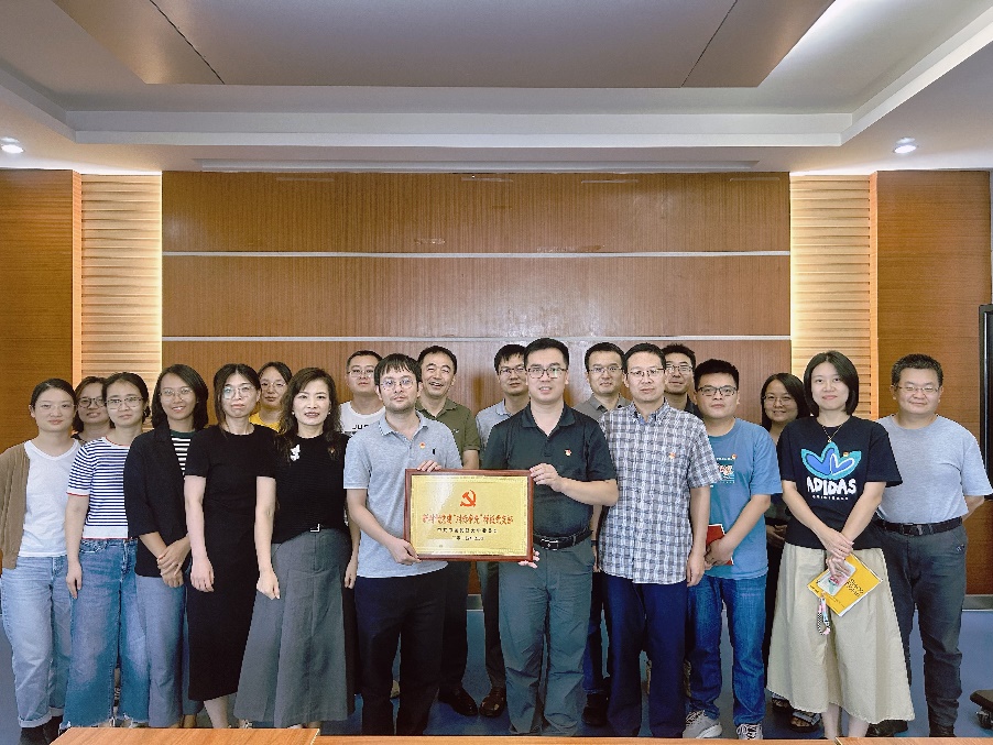 一群人站在室内合影中度可信度描述已自动生成