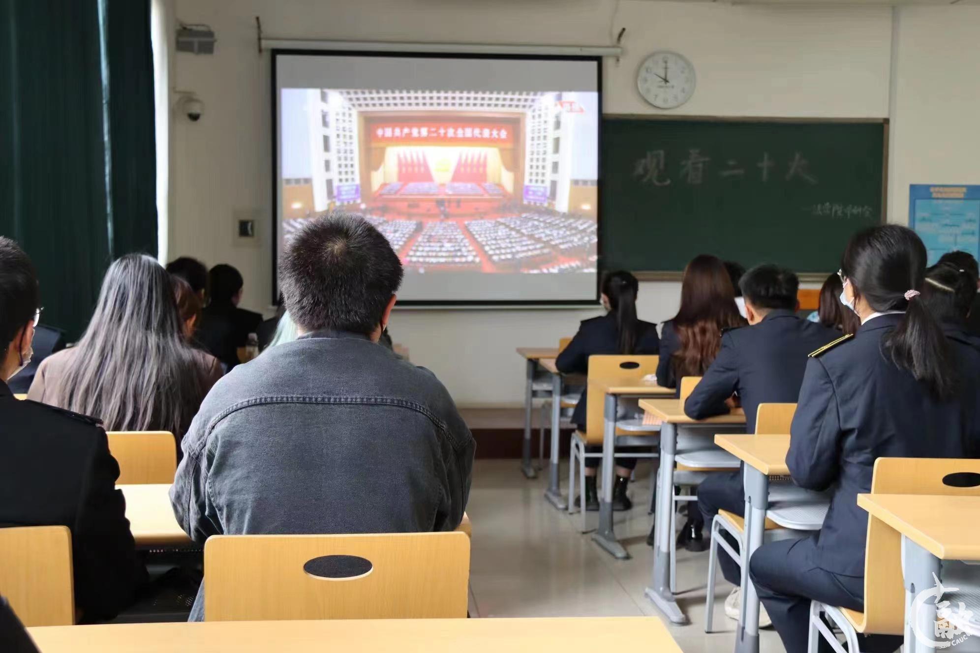 16 法学院学生收看直播.jpg