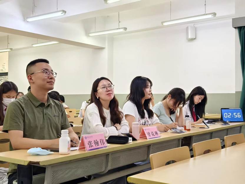 一群人坐在桌子前 AI 生成的内容可能不正确。