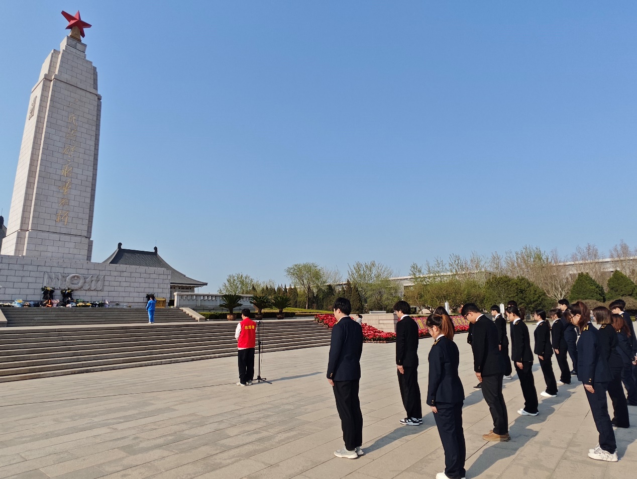 人们走在建筑前描述已自动生成
