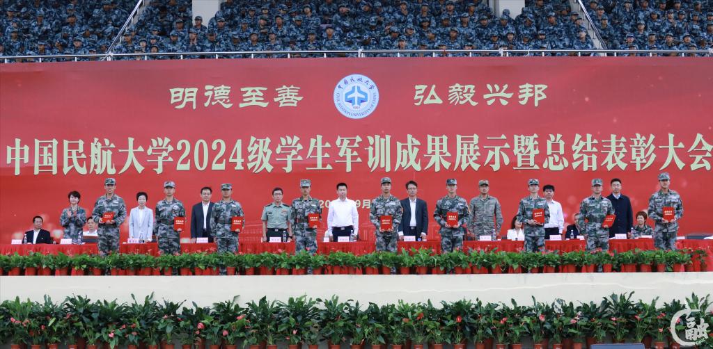 摄影 周晓燕.png