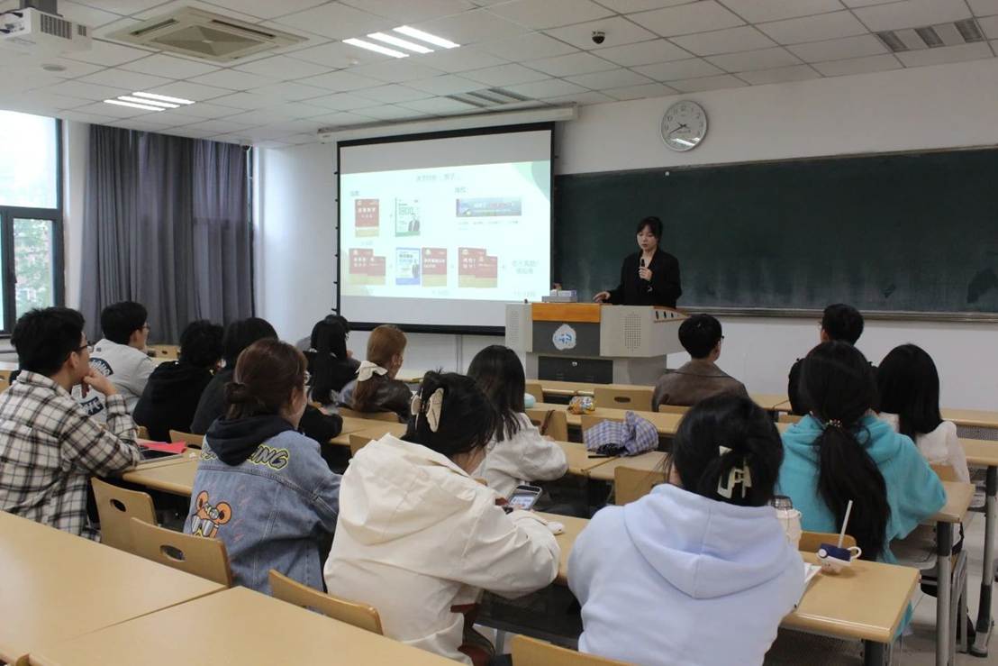 会议室里的人们 AI 生成的内容可能不正确。